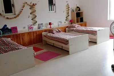 Image de super propriété piscine terrain de tennis grand parc