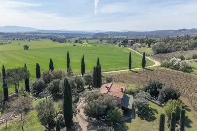 Image de Finca Lucente avec vue sur les montagnes, piscine, jardin et Wi-Fi. Animaux bienvenus.