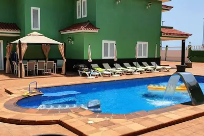 Image de \"Villa Celia\" avec vue sur la mer, terrasses, piscine et Wi-Fi. Animaux bienvenus.