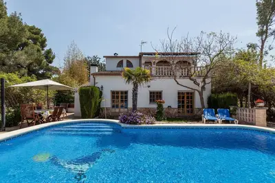 Image de \"Villa Gessami\" avec vue sur les montagnes, piscine et Wi-Fi.