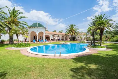 Image de Maison de vacances pour les familles avec piscine et court de tennis