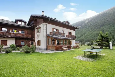 Image de Appartement de vacances 'Ulivo Chalet Cambra' avec vue sur les montagnes et balcon privé.