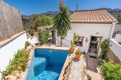 Image de Petite maison \"Casa Escondida\" avec vue sur les montagnes, piscine et Wi-Fi. Animaux bienvenus.