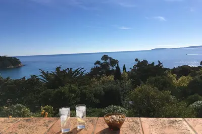 Image de villa vue mer exceptionnelle, à 6 mn à pied de la plage du Canadel