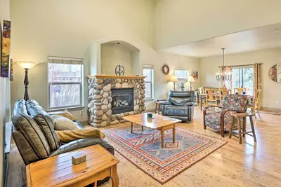 Image de Family-Friendly Bend Home w/ Hot Tub & Yard!