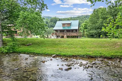 Image de Creekside: This Cabin is All That and a Bag of Chips. . . by the Creek!