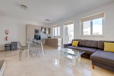 Image de Deluxe Apartment steps to St George's Bay