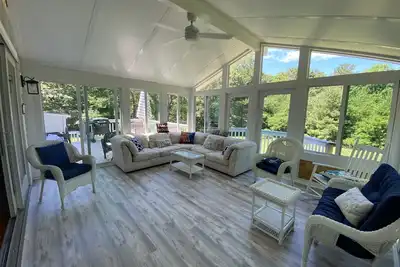 Image de Clean, Hidden gem/ sunlit sunroom. Quiet area yet still near local attractions