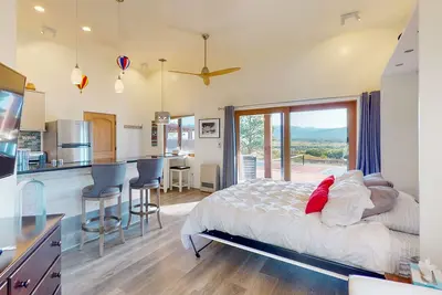 Image de Mountain-view casita with hot tub, pickeball court, walking labyrinth & orchard