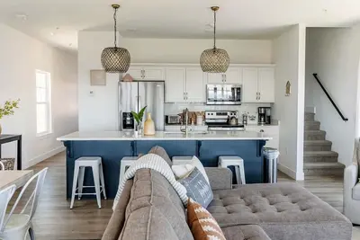 Image de Hilltop Haven: Lakeview, Indoor & Outdoor Pool, Hot Tub, Pickleball & Basketball