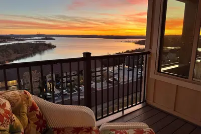 Image de Stunning Penthouse Condo with Elevator and Breathtaking Table Rock Lake Views!