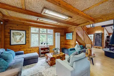 Image de Serene 5-acre tropical hideaway with lanai and circular wood-burning fireplace