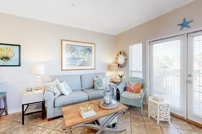 Image de Sunlit 2nd-floor beach condo w/ covered patio, shared hot tub & central location