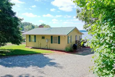 Image de High Rock Lake Get-A-Way. Waterfront & private pier!