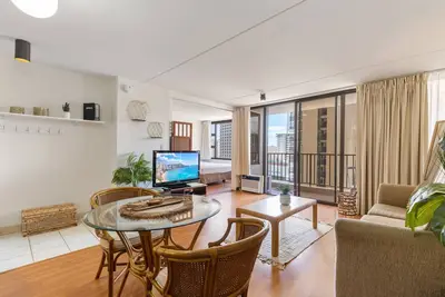 Image de Breezy Waikiki Condo 2 Blocks from the Beach & Free Parking! by Koko Resort Vacation Rentals
