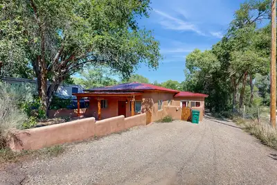 Image de Renovated Modern Adobe Home | Outdoor Oasis & Steam Showers | Walk to Taos Plaza