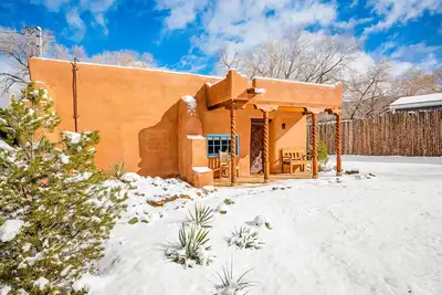 Image de Southwestern home with cozy fireplaces, grill & washer/dryer - near Taos Plaza