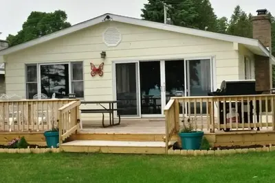 Image de Remodeled, waterfront home on Portage Lake with dock & firepit - 2 dogs Ok