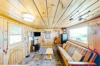 Image de Rustic getaway on Crystal Lake w/ firepit, guest house & private dock