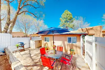 Image de Charmed casita with private yard, patio, & walk to the plaza - snowbirds welcome