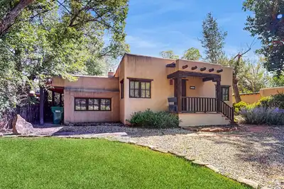 Image de Serene home with mountain views & backyard - walk to Taos Plaza