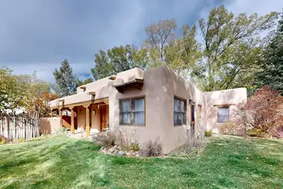 Image de Retreat with adobe courtyard, fireplace & stylish decor - walk to Taos Plaza