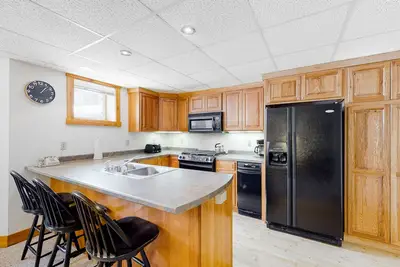 Image de Ski-in/ski-out mountain-view condo next to Grammy Jay trail w/ board games, W/D