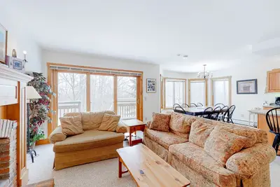 Image de Cozy ski-in/ski-out home next to Grammy Jay trail with fireplace, mountain views