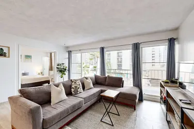 Image de All-suite beachside condo with scenic lanai - walk to zoo & Kapi’olani Park