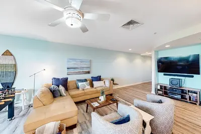 Image de Awesome home overlooking Back Bay with pool, washer/dryer & central Ac
