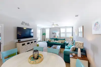 Image de Sunny beach condo with washer/dryer, pool/hot tub & gym