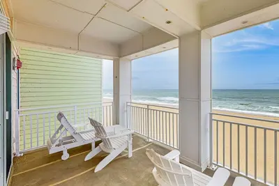 Image de Oceanfront corner condo with wraparound balcony, 3 pools, gym, & views