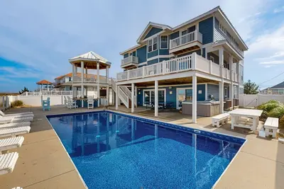 Image de Unwind in Coastal Elegance, Luxurious Oceanfront Retreat with Hot Tub