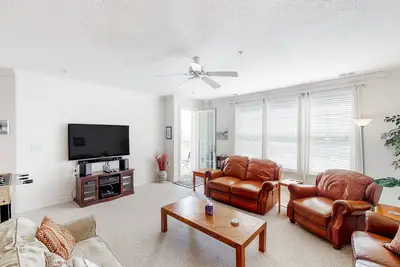 Image de Second-floor, ocean view condo with balcony, foosball, WiFi & on-site pool/gym