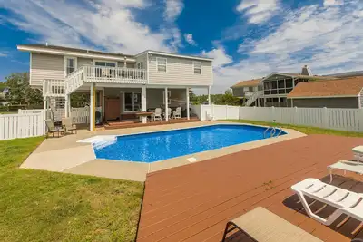 Image de Canal-front home w/private pool, hot tub, fishing dock, walk to the beach, 2 dogs