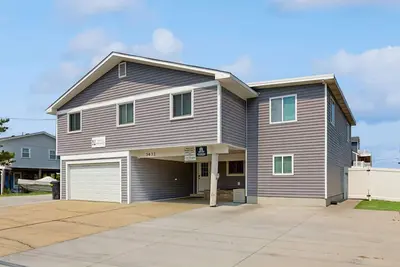 Image de Dog-friendly home near the beach w/private W/D, WiFi, private H/T & pool, Ac