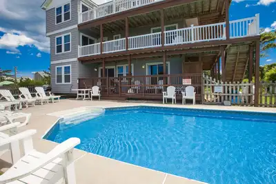 Image de 9br home with private pool, hot tub & 4 min to beach, free Wifi
