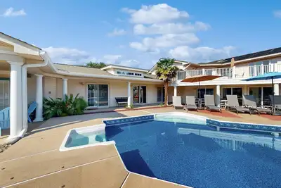 Image de 8 Bdr & 7. 5 Ba Luxury Beach House w/private pool & hot tub