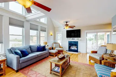 Image de Incredible bayfront home with private dock, pool & 2 fireplaces