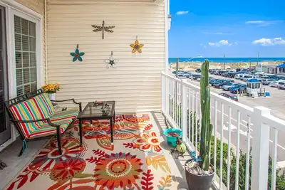 Image de Ocean view condo with balcony, WiFi, on-site pool/gym & easy beach access