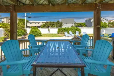 Image de Dog-friendly home close to the beach with private pool, rooftop deck, pool table