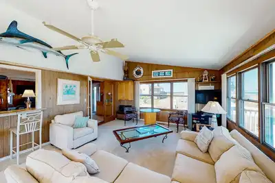 Image de Dog-friendly, ocean view home with spacious decks, WiFi, easy beach access