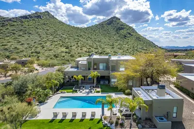 Stunning Views, Large Pool & Indoor Basketball