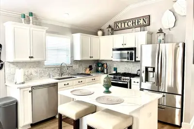 Image de Spacious, modern and comfy 4 bedroom home!