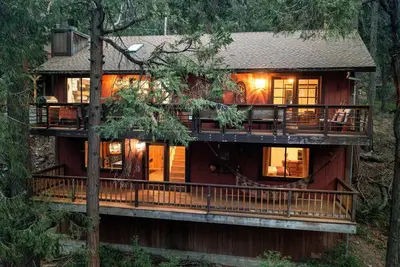 Image de 4 bedroom Private Woods Retreat w\/Game room & Double Balconies