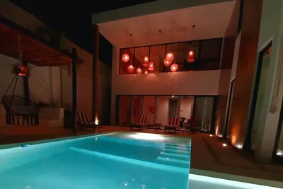 Image de Brand new modern home w/ pool - centrally located