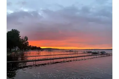 Image de Cozy 2 Bedroom Canal Front Cottage With Private Dock