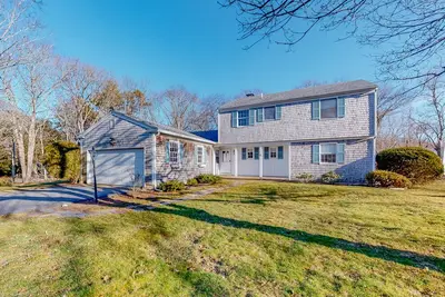 Image de Comfortable home Steps to Lake, Minutes to Ocean with Large Deck, Beautiful Yard