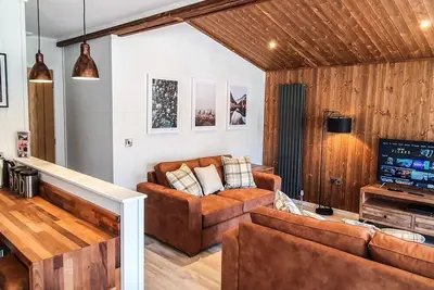Image de Holly Lodge | sleeps 6 - Hot Tub, Dog Friendly - 5* Visit England