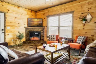 Image de Paws Retreat: 5br/3ba, Pvt Hot Tub - Sleeps 14